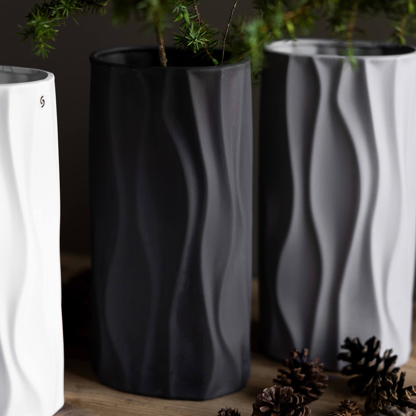 extravagante, ovale Vase mit Wellenlinien, weiß, schwarz, grau