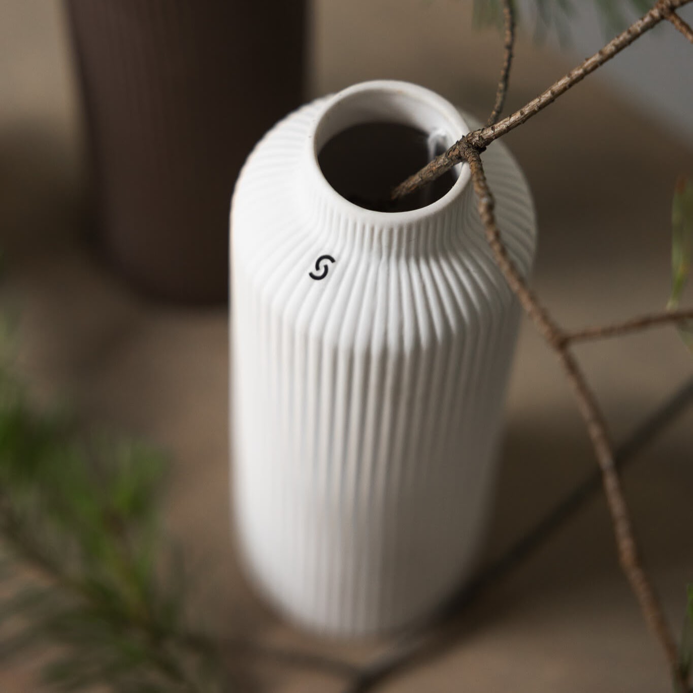 schlanke Vase mit Rillen weiß