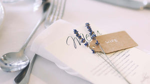 trockenblumen tischdeko: einzelne Lavendel als Tischdeko für eine Menükarte