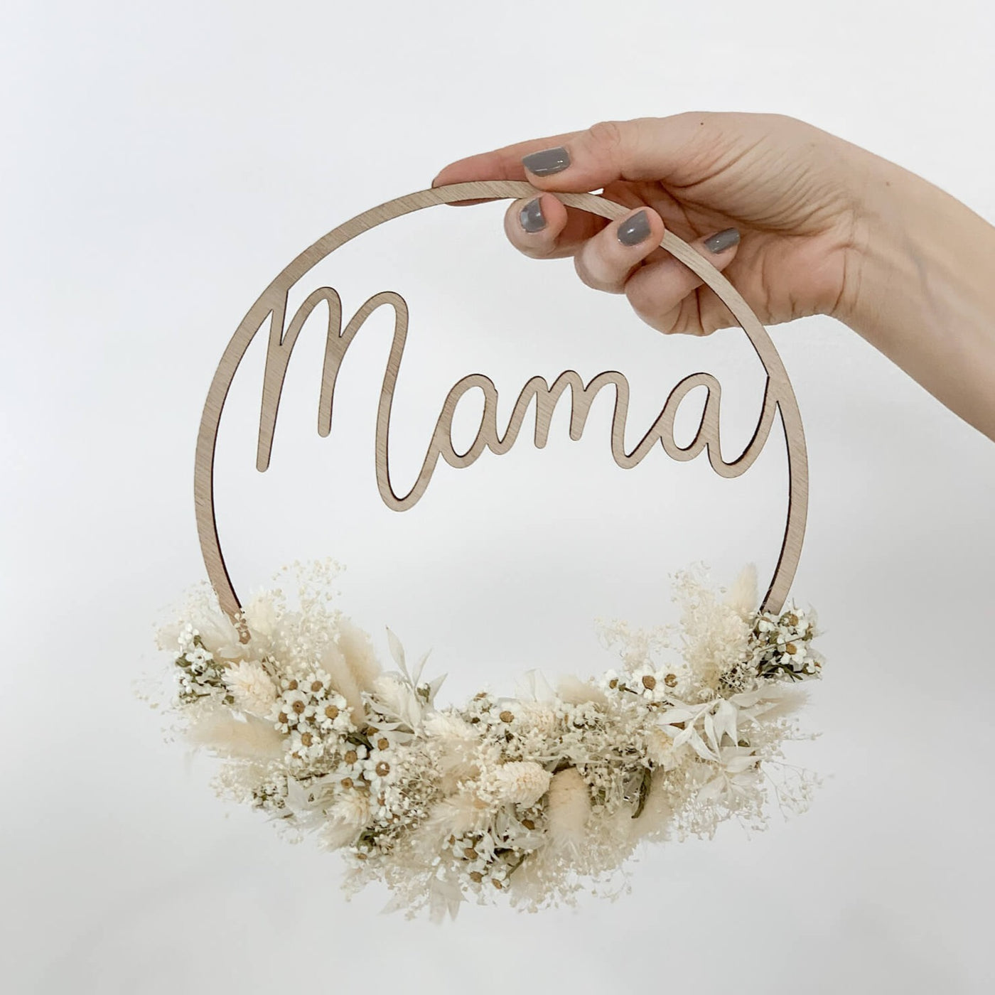 Muttertagsgeschenk Holzkranz Mama von Eulenschnitt mit Trockenblumen - DIY