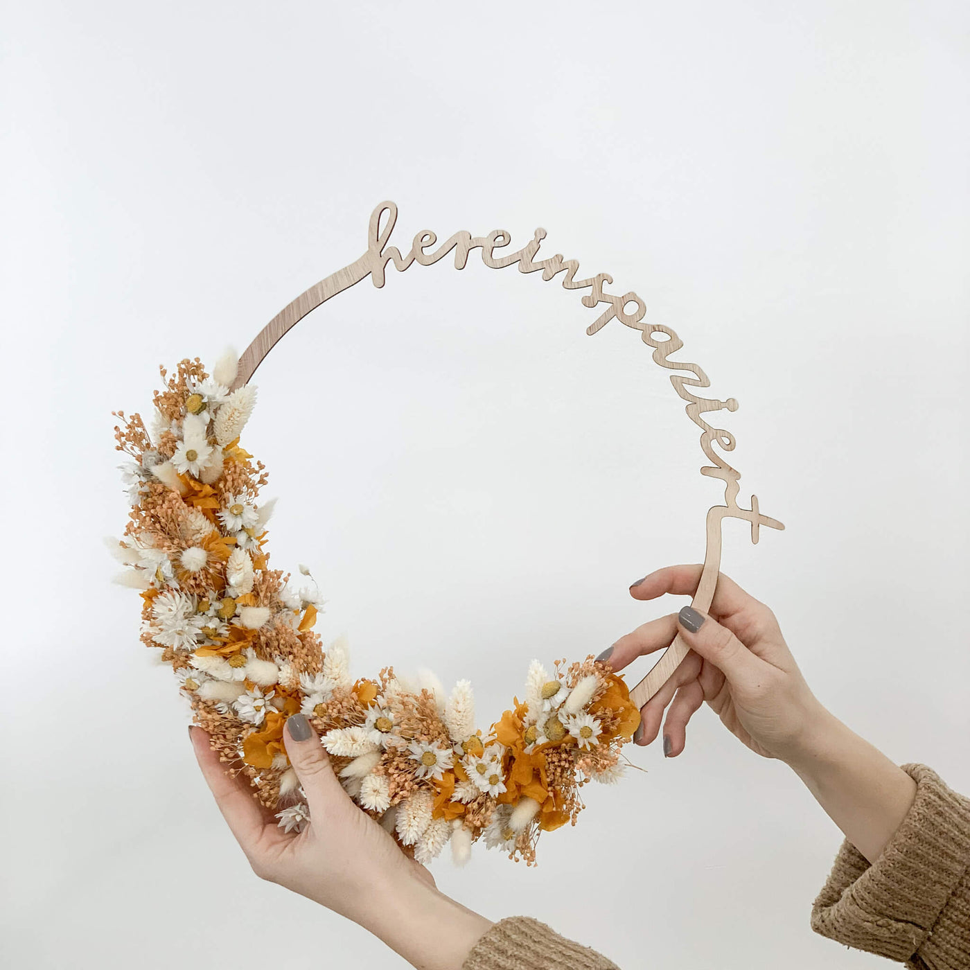 Holzkranz Hereinspaziert von Eulenschnitt mit passenden Trockenblumen - DIY