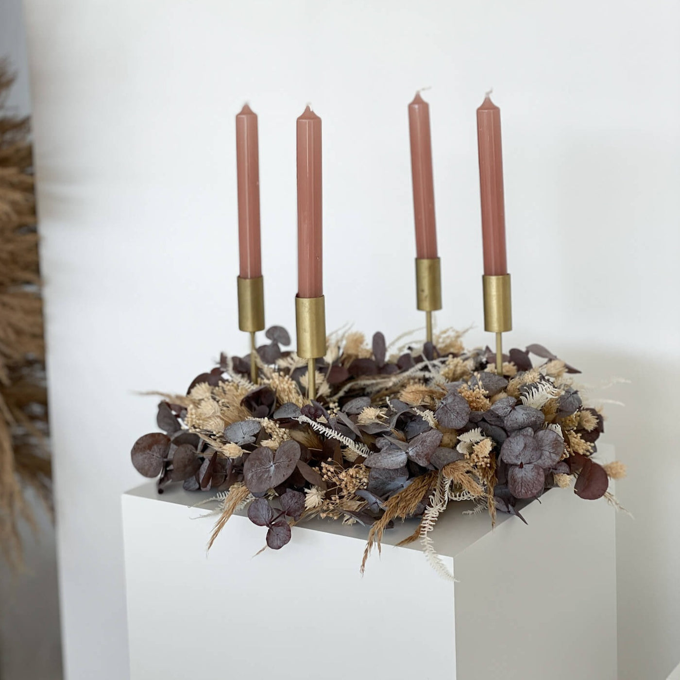 Adventskranz beige aus Trockenblumen mit Kerzen