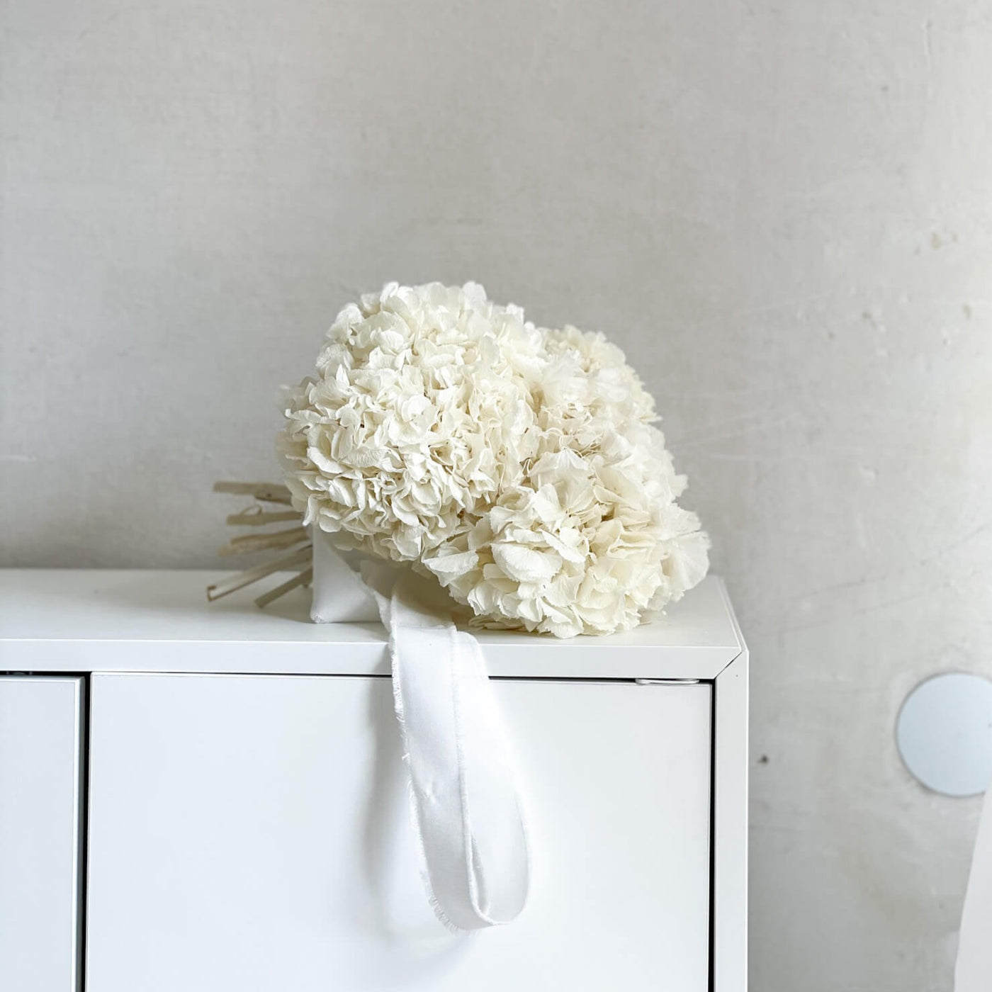 Trockenblumen Hochzeitsstrauß aus Hortensien mit weißem Band
