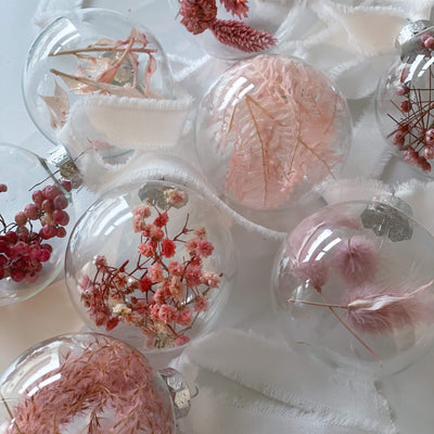 Weihnachtskugeln aus Glas - gefüllt mit Trockenblumen