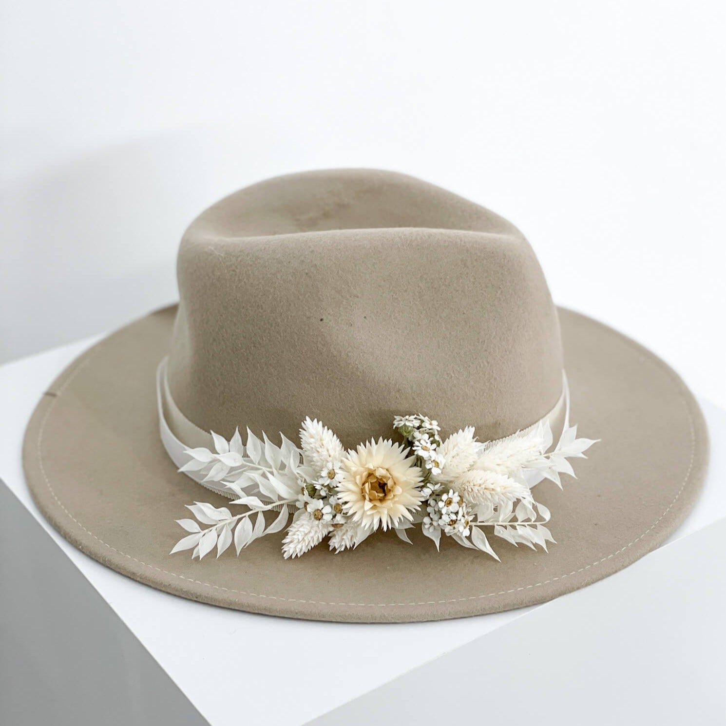 Hat band dried flowers white