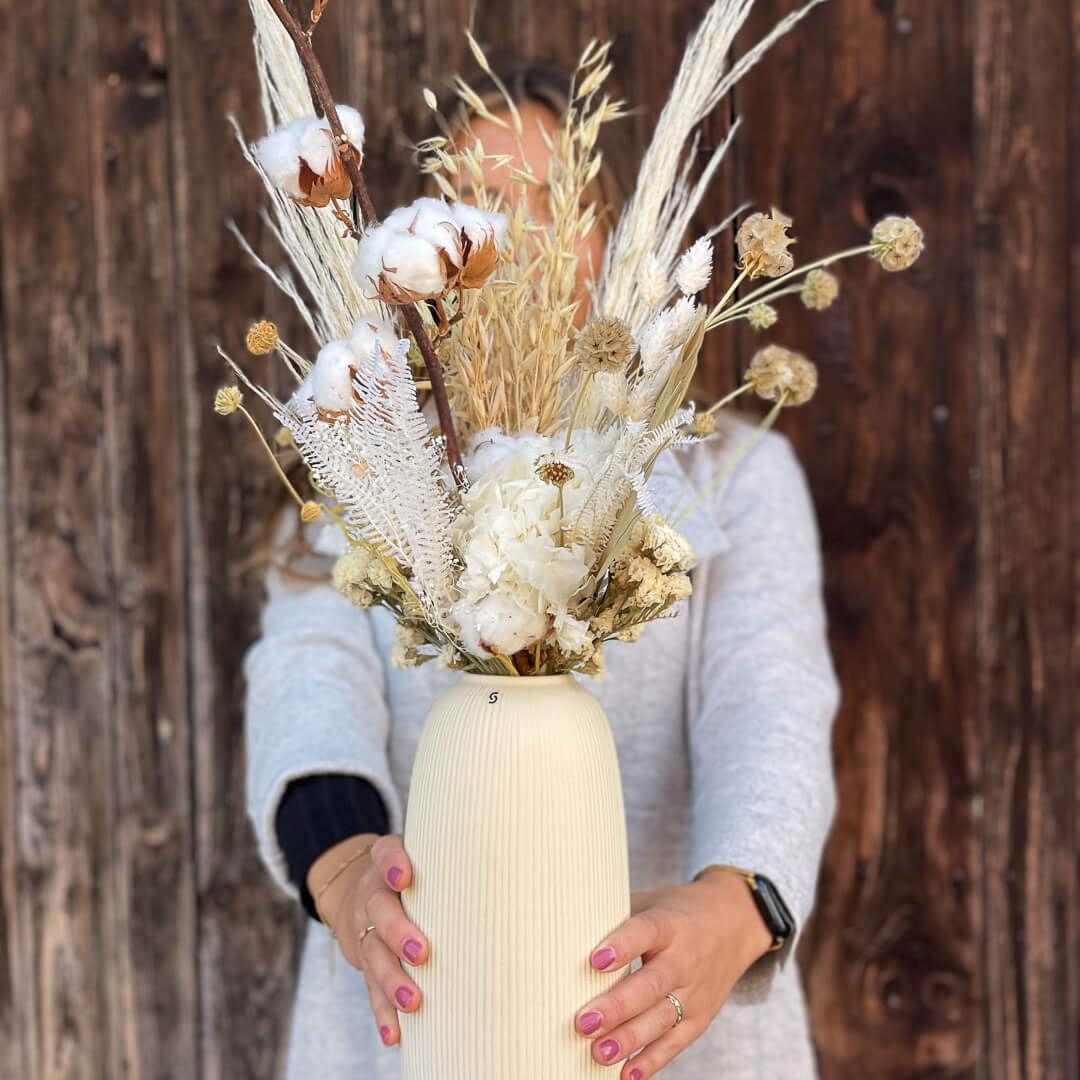 Airy and light: dried flower bouquet with cotton and pampas grass in beige