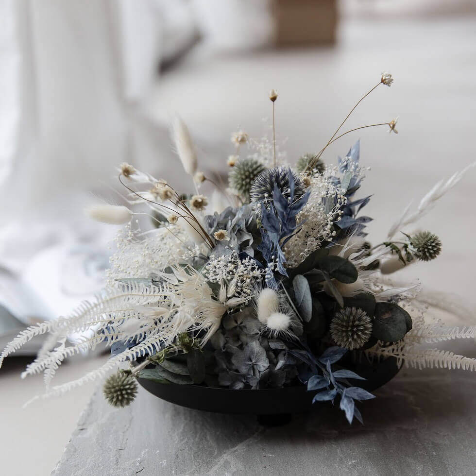 Elegance in blue and white: dried flower arrangement with eucalyptus