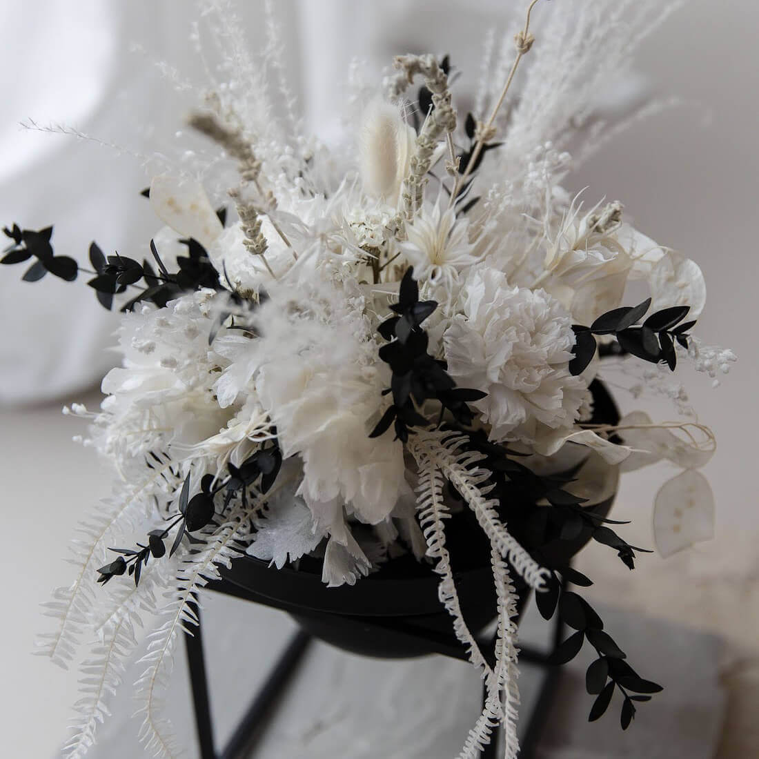 Noble centerpiece: table decoration with eucalyptus and precious dried flowers