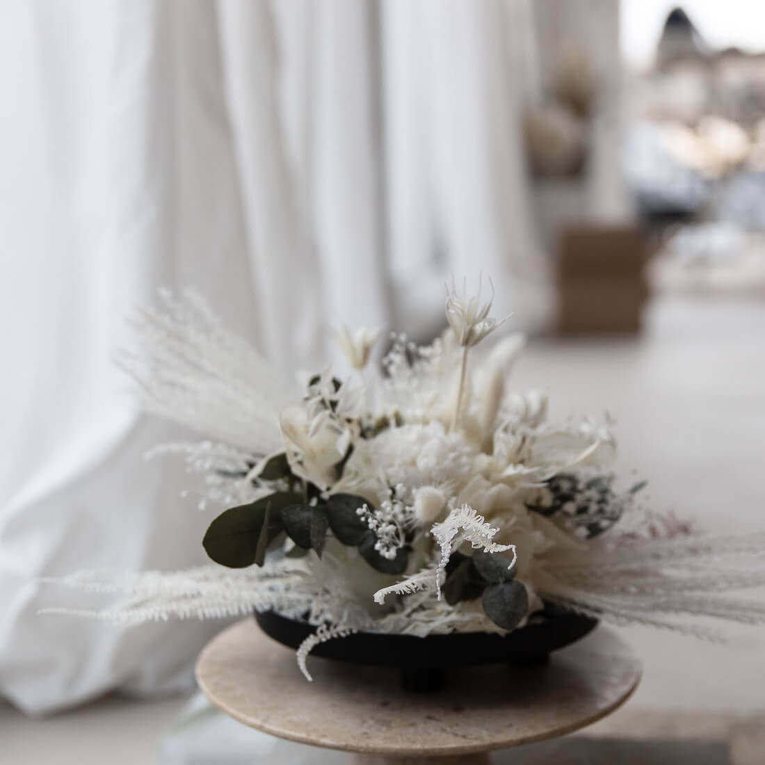 Timeless beauty: table decoration made of hydrangeas and eucalyptus