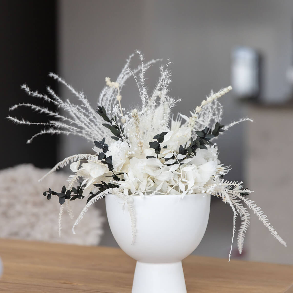 Noble centerpiece: table decoration with eucalyptus and precious dried flowers