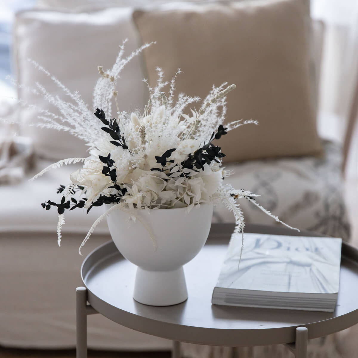 Noble centerpiece: table decoration with eucalyptus and precious dried flowers