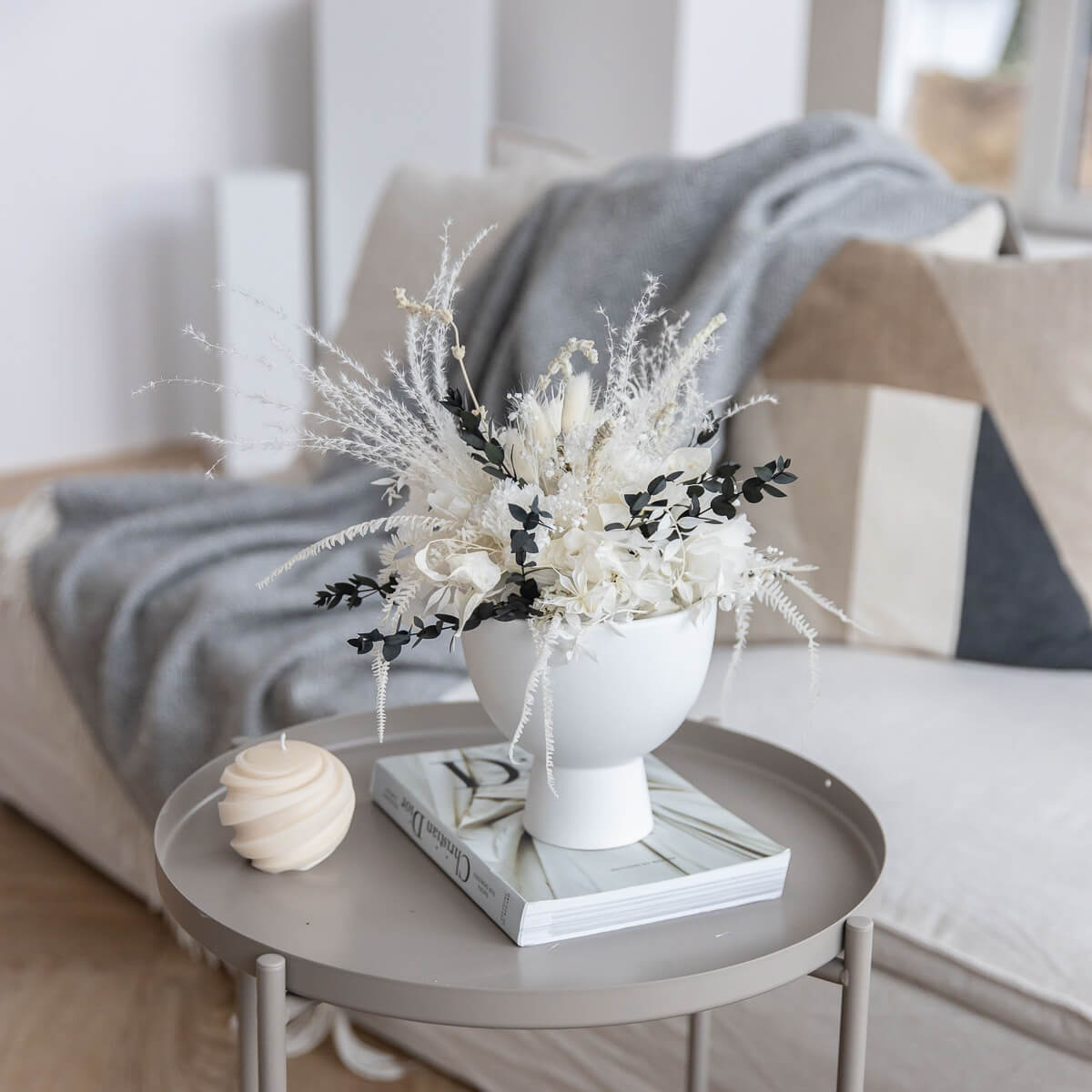 Noble centerpiece: table decoration with eucalyptus and precious dried flowers