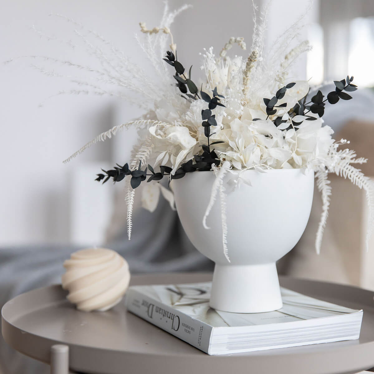 Noble centerpiece: table decoration with eucalyptus and precious dried flowers