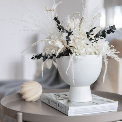 Edles Centerpiece: Tischdekoration mit Eukalyptus und wertvollen Trockenblumen