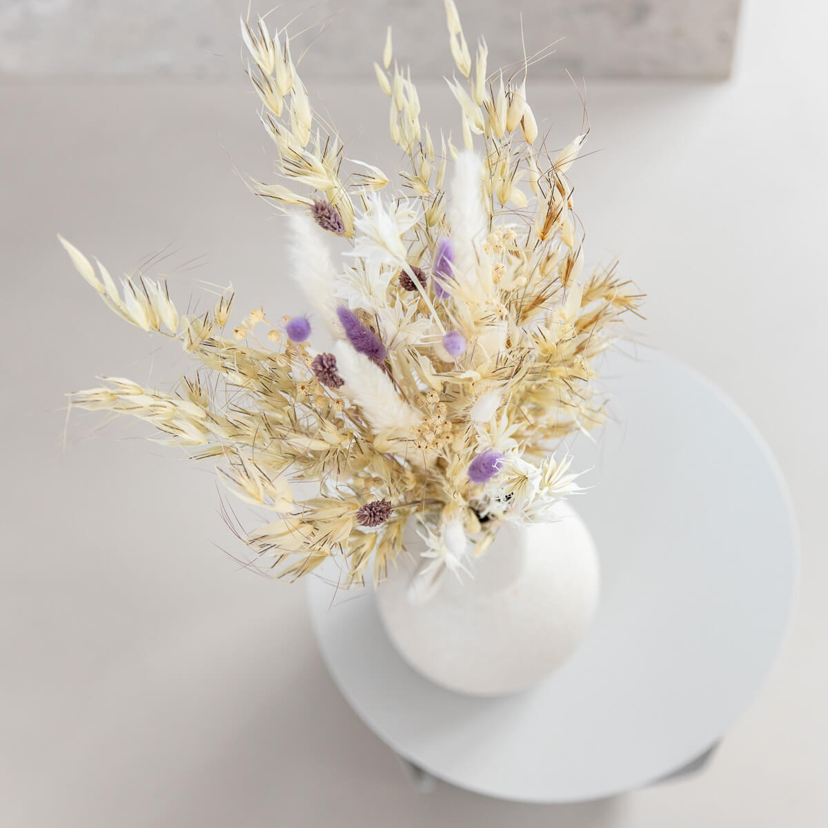 Lila Wild: Trockenblumenarrangement mit dem Farbtrend des Jahres