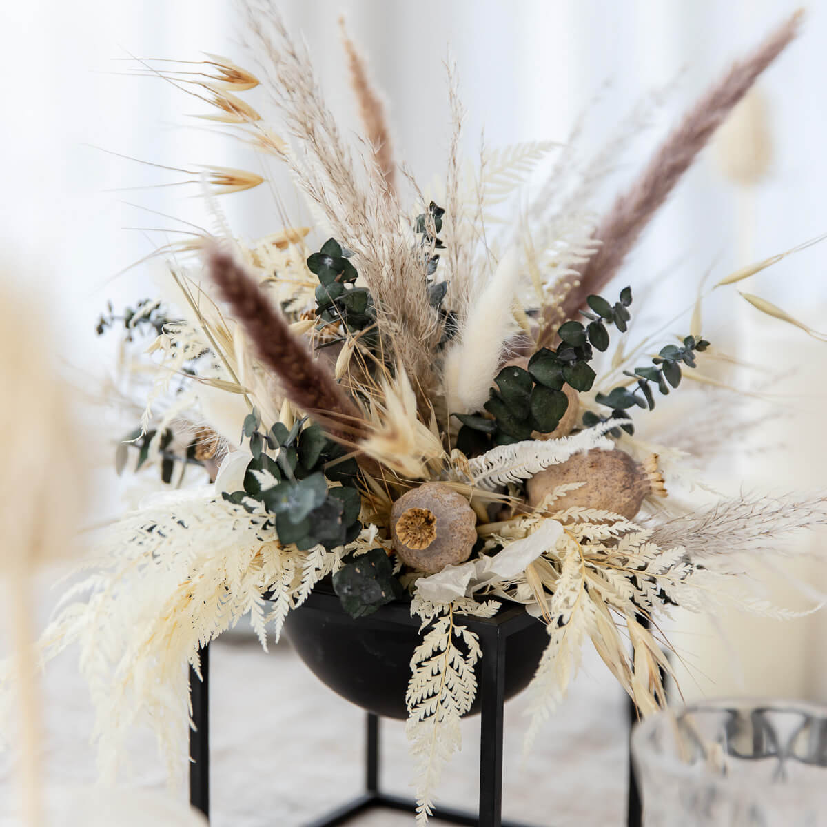 Boho-Chic: Dried flower arrangement with pampas grass and eucalyptus