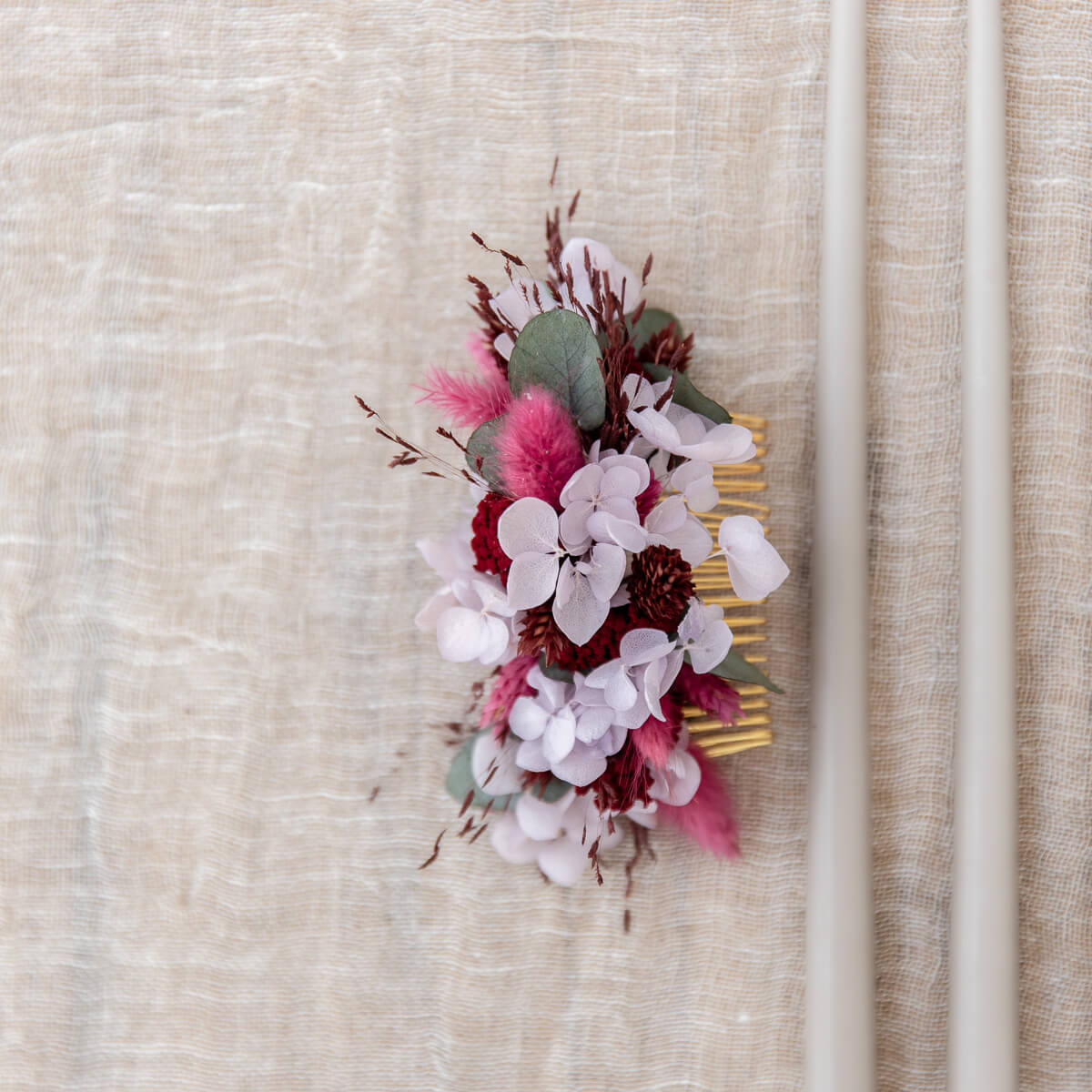 Romantic seduction: Berry hair comb made of dried flowers for your look