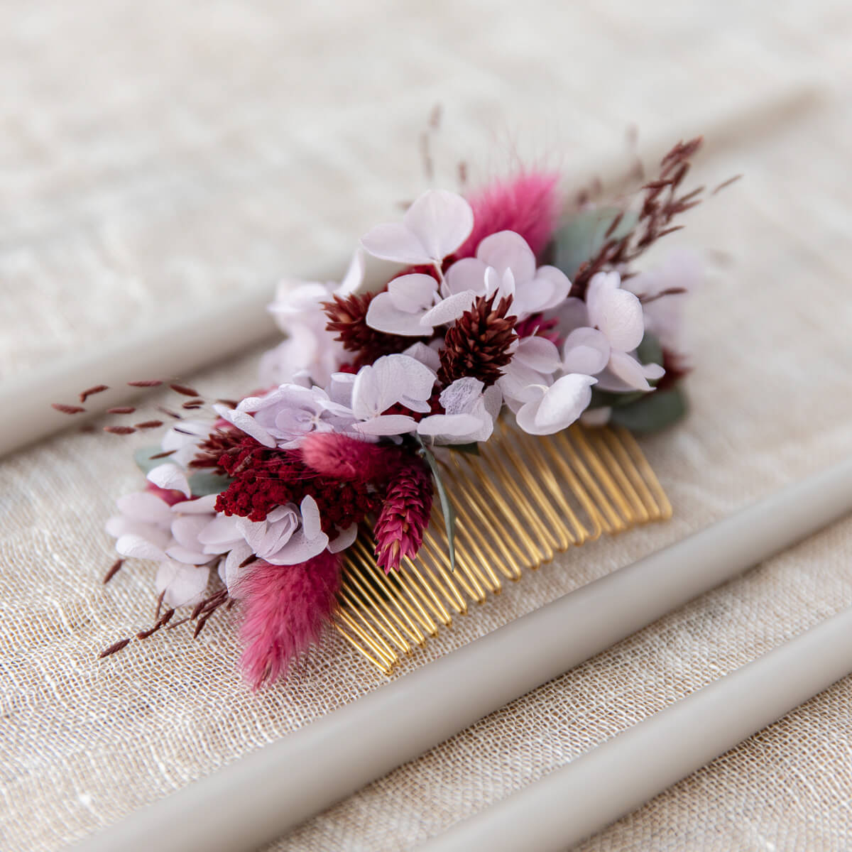 Romantic seduction: Berry hair comb made of dried flowers for your look