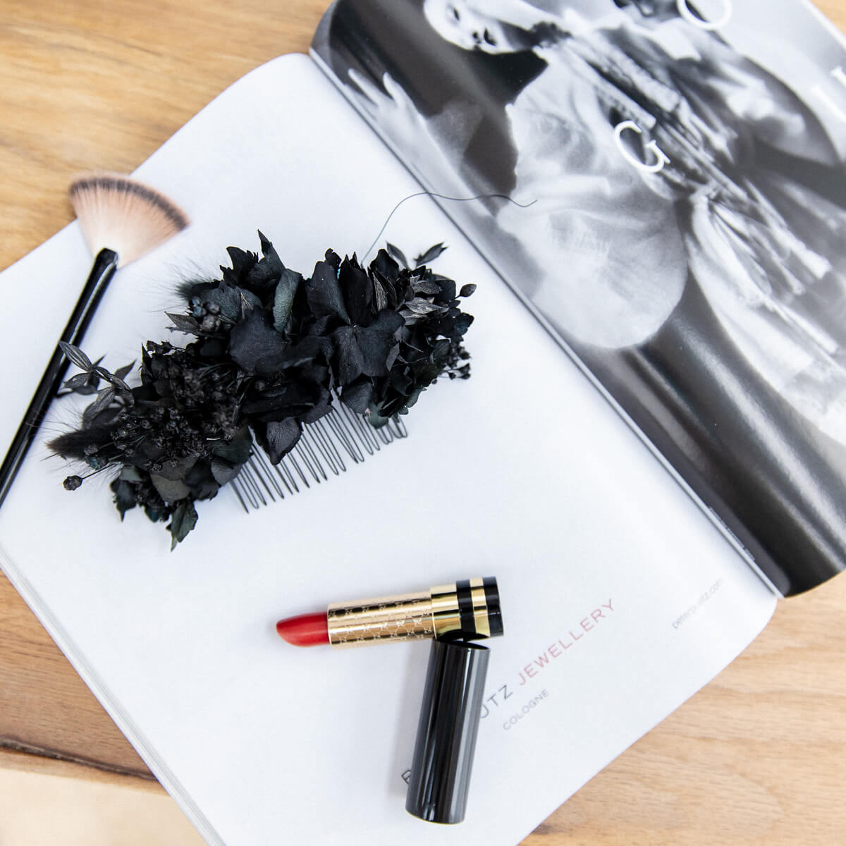 Hair comb dried flowers black