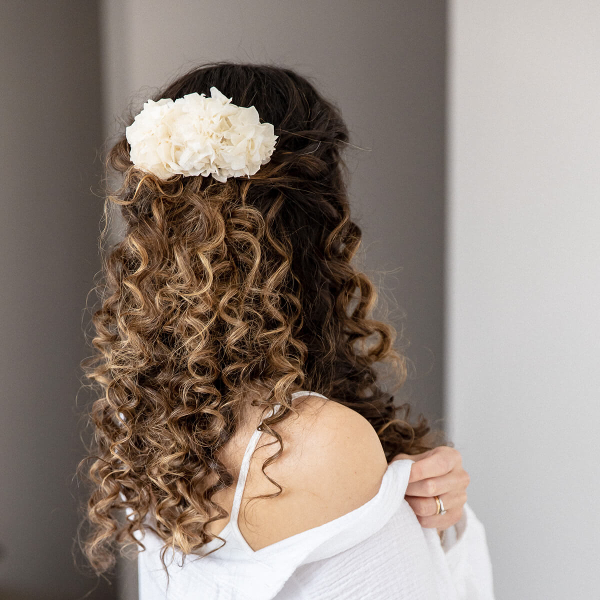 Hair comb dried flowers white hydrangea