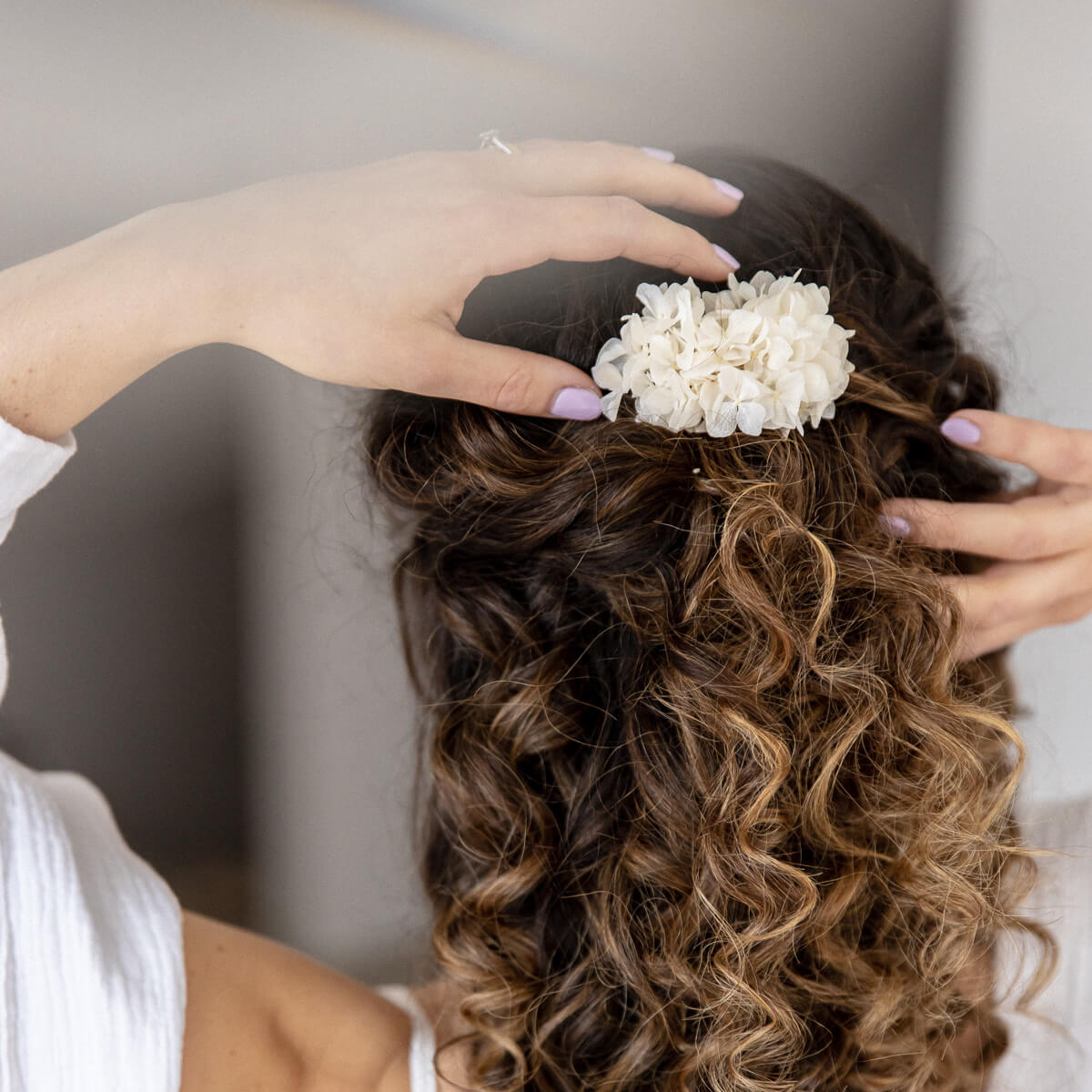 Hair comb dried flowers white hydrangea