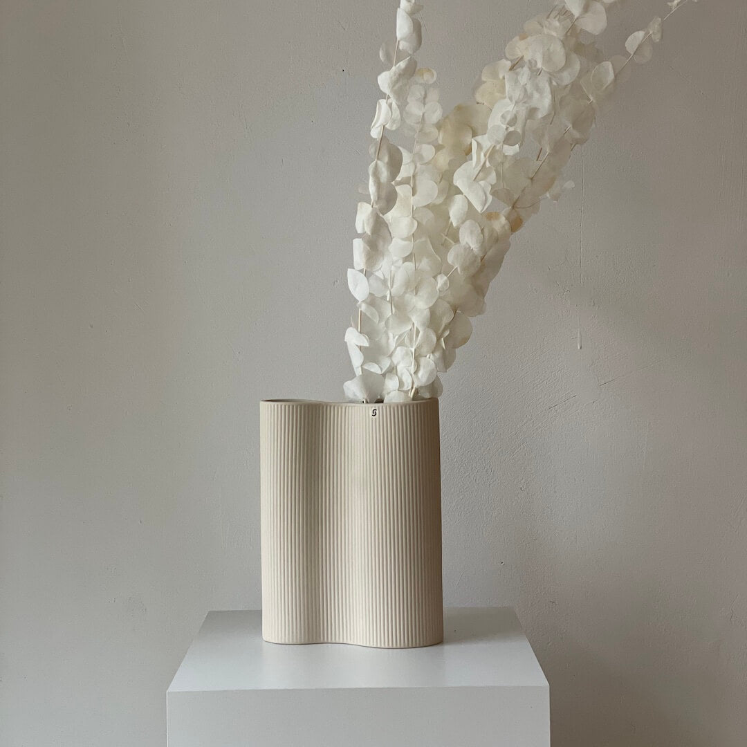 Vase Bunn Beige mit weißer Trockenblume