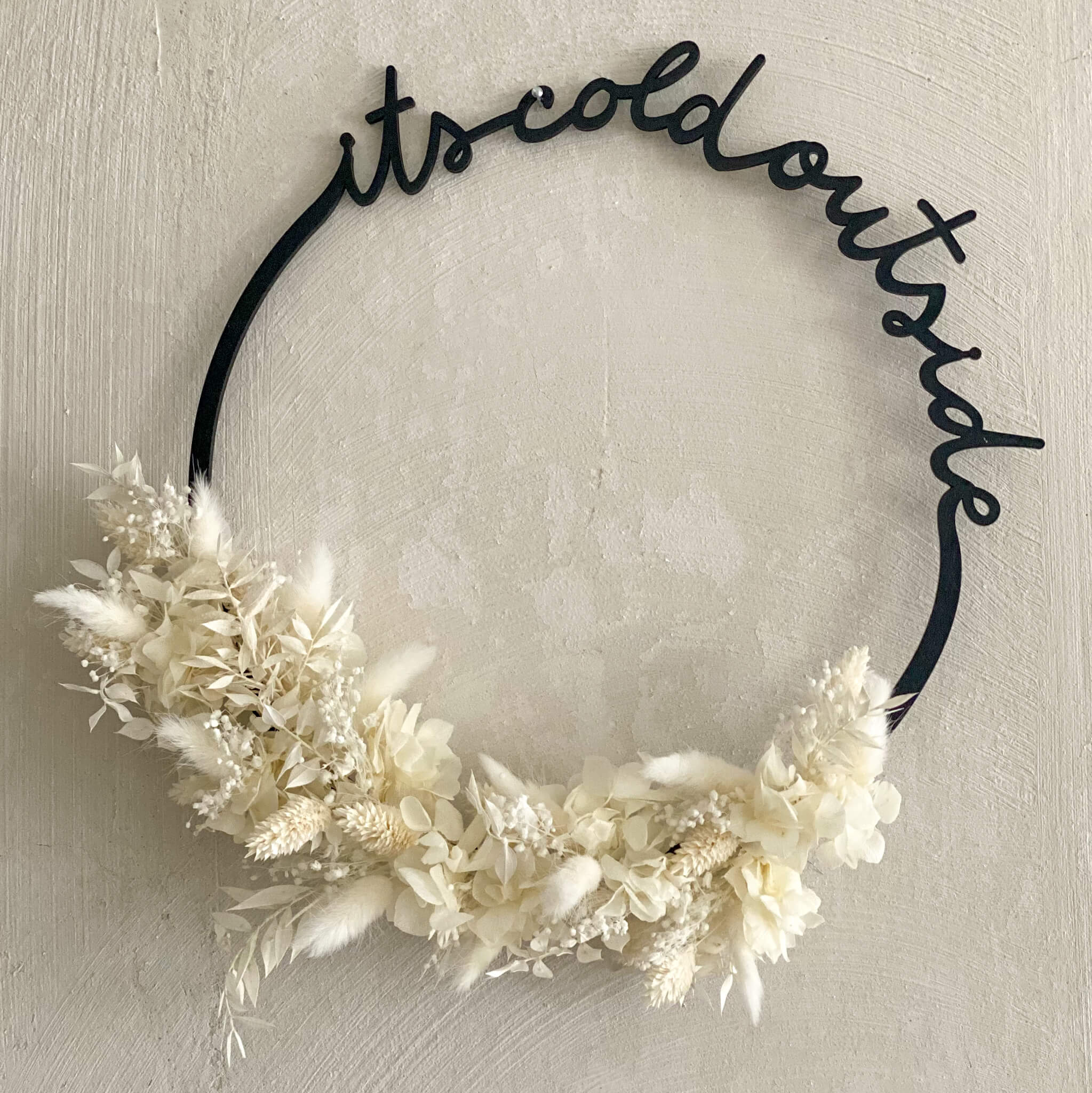Eulenschnitt Holzkranz "it's cold outside" mit passenden Trockenblumen - DIY - weiss