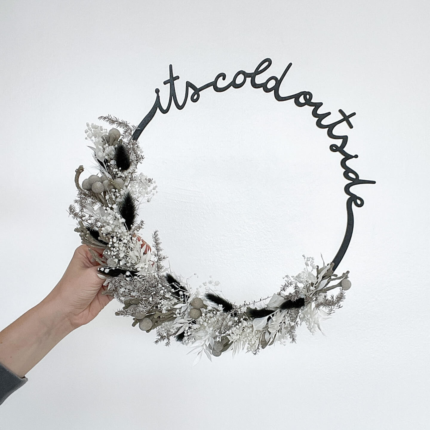 Eulenschnitt Holzkranz "it's cold outside" mit passenden Trockenblumen - DIY , silver