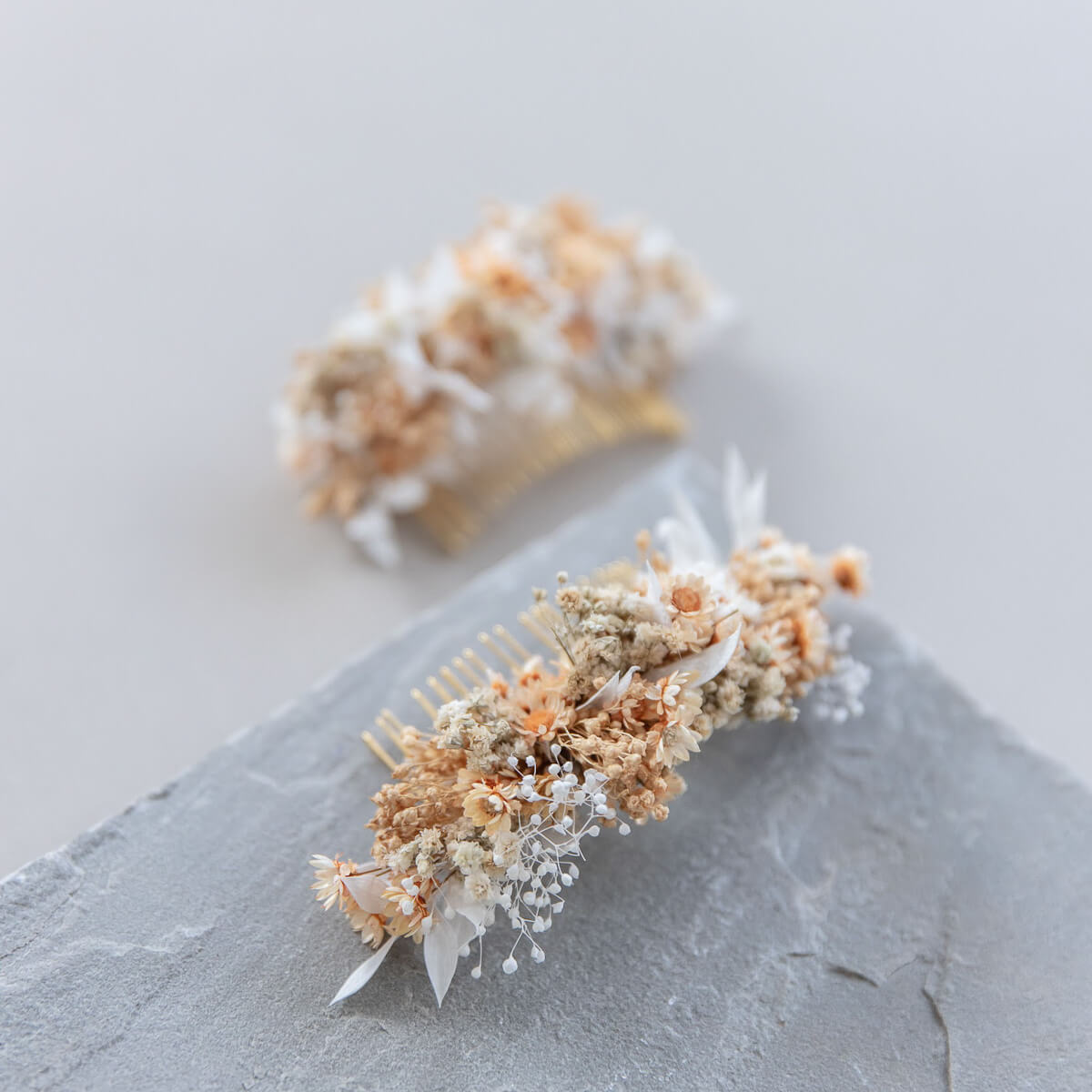 Haarkamm Trockenblumen weiß orange Hochzeit, Kommunion, Blumenmädchen - Lykke&You