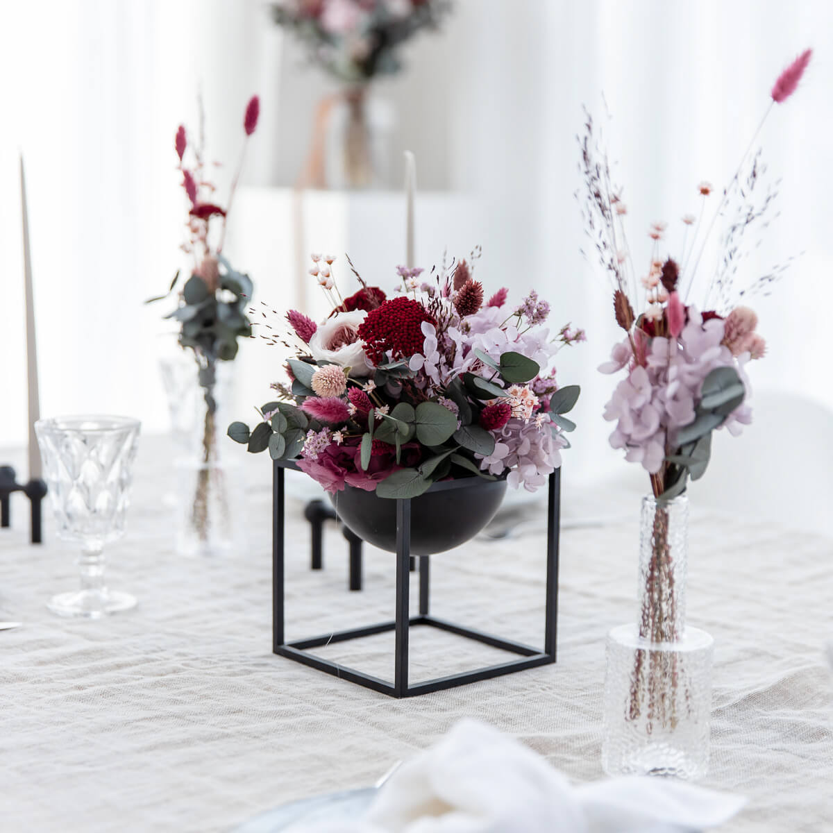 Trockenblumengesteck Berry: Elegante Blumen in beerigen Tönen - Lykke&You GmbH