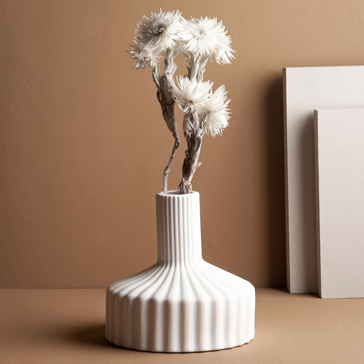 weiße Vase mit Rillen aus Keramik für Trockenblumen, Wasserfest, weiß